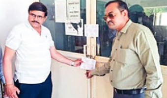 आदिवासी सहकारी साखर कारखान्‍याच्‍या डोकारे येथील साईटस्‍थित कार्यालयाला सील ठोकताना जिल्‍हा बँकेचे अधिकारी.